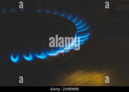 Gas zu Hause zum Kochen. Erdgas (auch fossiles Gas genannt) ist ein natürlich vorkommendes Kohlenwasserstoff-Gasgemisch, das aus Methan besteht und häufig mit eingeschlossen ist Stockfoto