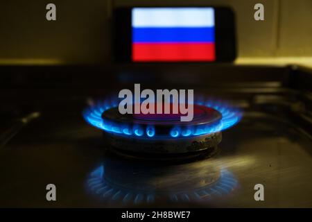 Gas zu Hause zum Kochen. Erdgas (auch fossiles Gas genannt) und russische Flagge Nord Stream ist eine Erdgaspipeline durch die Ostsee von Russi aus Stockfoto