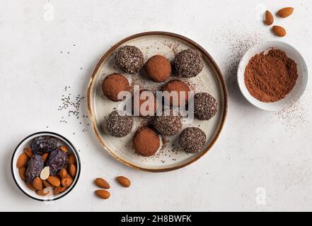 Gesunde Energiebälle aus Datteln, Mandeln, Chiasamen, Kakao Stockfoto