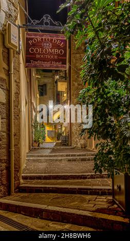 Die schmale Theofanus-Gasse, die von Laternen vor einem romantischen Boutique-Hotel beleuchtet wird, ist eine Oktobernacht in der Altstadt von Chania, Kreta, Griechenland, Octobe Stockfoto