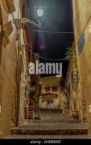 Eine helle Laterne, die auf der romantischen Treppe der Zampeliou Gasse in der Altstadt von Chania, Kreta, Griechenland, am 13. Oktober 2021 leuchtet Stockfoto