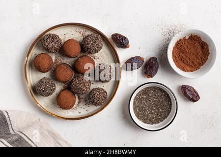 Gesunde Energiebälle mit Datteln, Chiasamen und Kakao Stockfoto