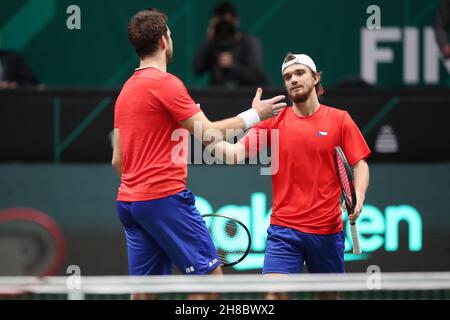 Vom rechten Tschechen Tomas Machac und Jiri Vesely im Davis-Cup-Spiel der Gruppe C (Doppel) gegen den Briten Joe Salisbury und Neal S in Aktion Stockfoto