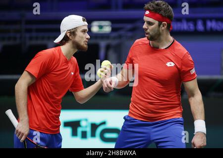 Von links gingen die Tschechen Tomas Machac und Jiri Vesely im Davis-Cup-Spiel der Gruppe C (Doppel) gegen den Briten Joe Salisbury und Neal Sk in Aktion Stockfoto