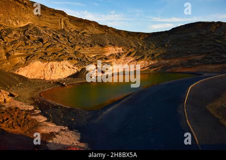 Charco de los Clicos, der grüne See bei El Golfo, bei Sonnenuntergang. Lanzarote, Kanarische Inseln, Spanien. Stockfoto