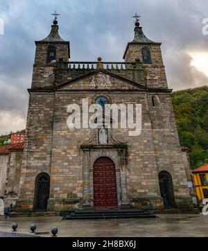 Stiftskirche Santa Maria de la Magdalena in Cangas de Narcea. Stockfoto