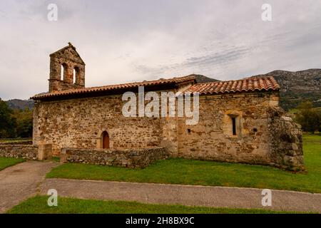 Romanische Einsiedelei von San Juan de Cilermo in Scheiben Stockfoto