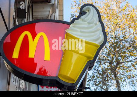 ISTANBUL - Okt 22: Untypischer alter McDonalds-Schriftzug mit Eisschild in Istanbul, Oktober 22. 2021 in der türkei. Stockfoto