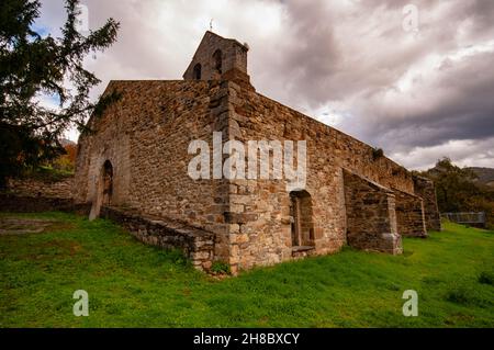 Romanische Kirche von San Juan de Santibanes de la Fuente. Stockfoto