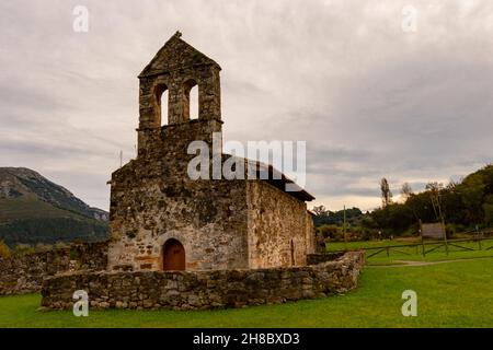 Romanische Einsiedelei von San Juan de Cilermo in Scheiben Stockfoto