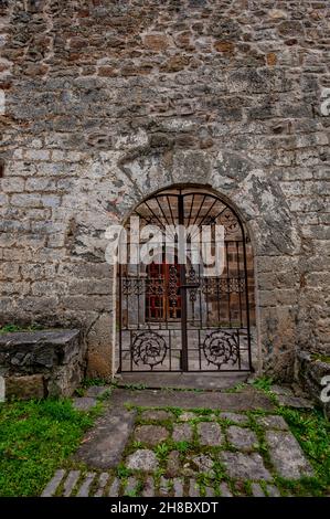 Romanische Kirche von San Juan de Santibanes de la Fuente. Stockfoto