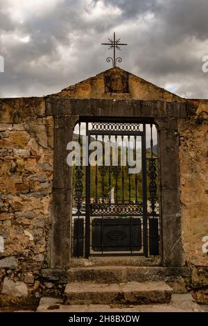 Romanische Kirche von San Juan de Santibanes de la Fuente. Stockfoto