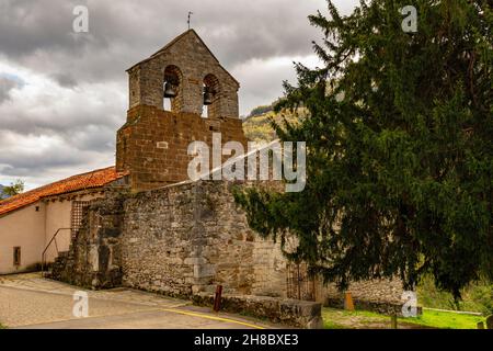 Romanische Kirche von San Juan de Santibanes de la Fuente. Stockfoto