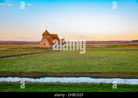 St. Thomas å Becket Church, Fairfield, Kent in seiner Einsamkeit auf Romney Marsh, England Stockfoto