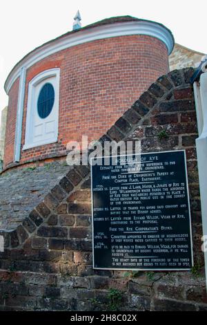 Das Rye Water House ist eine uralte Zisterne oder ein Wasserbehälter, die an der Ecke des Kirchhofs von St. Mary in Rye, East Sussex, steht. Stockfoto