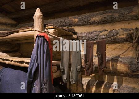 Kleidung, die in einer typischen Soldatenhütte trocknet, Koje, Quartiere während des Revolutionskrieges im Winter. Im Anwesen von Präsident George Washington, Mo Stockfoto