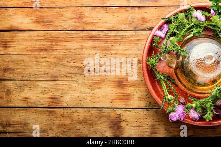 Teekannen mit medizinischem Wildkräutertee.Milchdistel oder Silybum Marianum in der Kräutermedizin.Raum kopieren Stockfoto