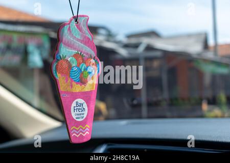 Autodesodoriergerät, das im Rückspiegel hängt Stockfoto