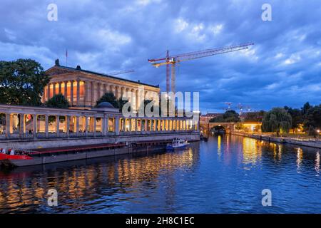 Die Stadt Berlin in der Abenddämmerung, die Alte Nationalgalerie und die Kolonnade auf der Museumsinsel an der Spree. Stockfoto