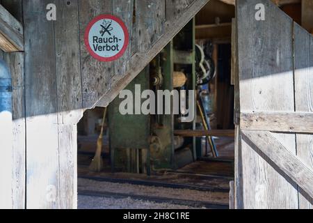 Rauchverbot an Einer Holzwand neben der offenen Tür Einer Sägemühle mit Blick auf Eine Vollrahmensäge. Gündisau, Zürich Oberland, Schweiz Stockfoto