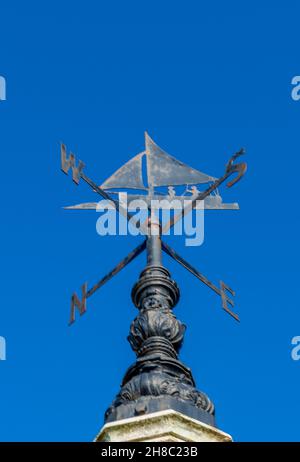 Segelboot oder Yacht Design Wetterfahne, Windrichtungsanzeiger, Segelboot entworfen Windrichtungswetterfahne gegen einen klaren blauen Himmel. Stockfoto