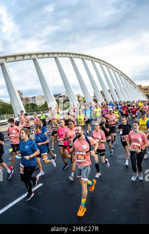 Valencia, Spanien; 31th. oktober 2021: Teilnehmende Athleten, die an einem beliebten Rennen teilnehmen Stockfoto