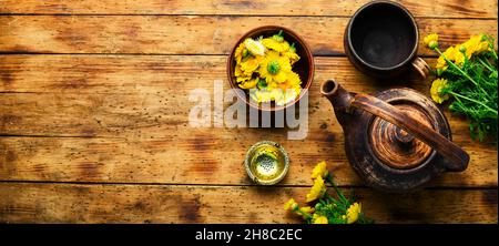 Heilender Blumentee. Teekannen mit Chrysantheme Blumen Tee. Kräutermedizin. Kräutertee.Platz kopieren Stockfoto