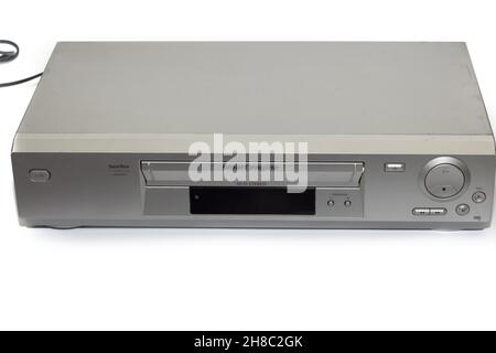 HUELVA, SPANIEN - 07. Oktober 2021: Ein Sony Videorecorder aus dem Jahr 80s isoliert auf weißem Hintergrund Stockfoto