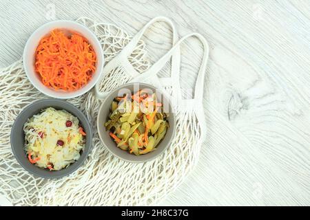 Fermentierte konservierte vegetarische Nahrung Konzept. Sauerkraut, eingelegte Karotten und eingelegte Gurken auf weißem Hintergrund, Draufsicht. Probiotika Food Backgro Stockfoto