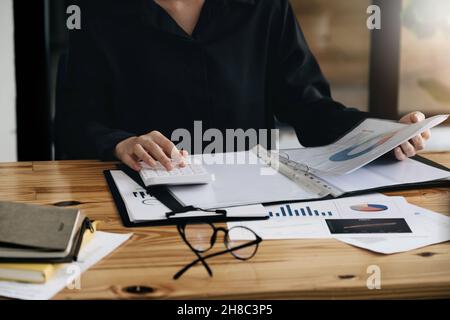 Geschäftsfrau arbeitet am Schreibtisch Büro mit einem Rechner, um die Zahlen zu berechnen, Finanzen Rechnungslegung Konzept. Stockfoto