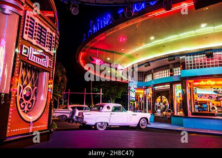 Mel's Drive-in in den Universal Studios Singapore. Themenpark im Resorts World Sentosa auf der Insel Sentosa, Singapur. Stockfoto