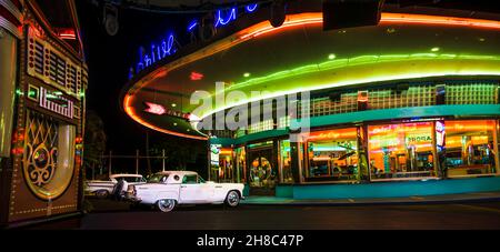 Mel's Drive-in in den Universal Studios Singapore. Themenpark im Resorts World Sentosa auf der Insel Sentosa, Singapur. Stockfoto