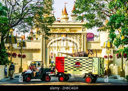 Der Dinosaurier des Jurassic Parks ist am Tor von Far Far Far Away in den Universal Studios Singapore im Schlepptau. Stockfoto