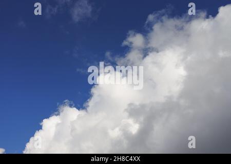 Bilder des intensiv blauen Himmels mit Wolken, bedrohlichen Wolken oder einfach nur erstaunlich .schöne Bilder des Himmels, bewölkt, düster Himmel, mit Schattierungen o Stockfoto