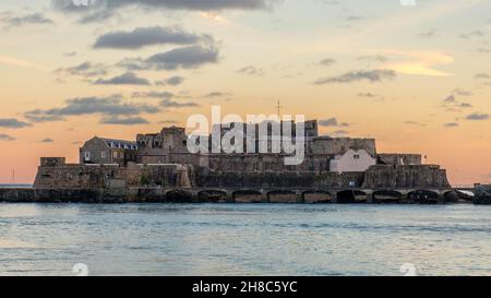 Guernseys Besucherattraktion Castle Cornet bei Sonnenuntergang Stockfoto