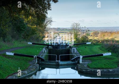 Steiler Flug von 16 Schleusen in Caen Hill, Kennet und Avon Canal, Devizes, Wiltshire, England, Großbritannien Stockfoto