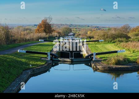 Steiler Flug von 16 Schleusen in Caen Hill, Kennet und Avon Canal, Devizes, Wiltshire, England, Großbritannien Stockfoto