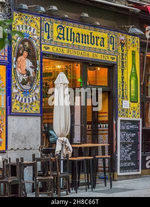 Madrid, Spanien, 28. November 2021 - traditionelle alte spanische Bar mit Keramikfliesen und Speisekarte im historischen Zentrum von Madrid, Spanien Stockfoto