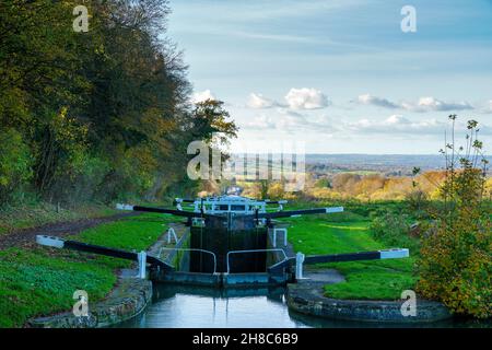 Steiler Flug von 16 Schleusen in Caen Hill, Kennet und Avon Canal, Devizes, Wiltshire, England, Großbritannien Stockfoto