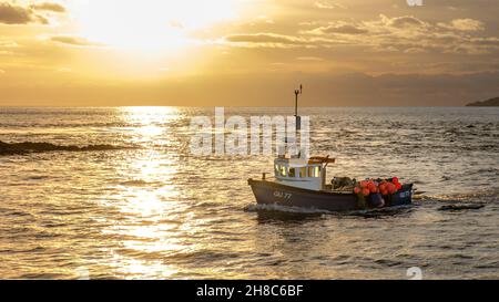 Fischerboot bei Sonnenuntergang Stockfoto