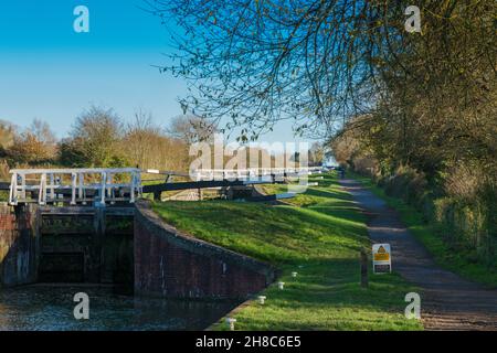 Steiler Flug von 16 Schleusen in Caen Hill, Kennet und Avon Canal, Devizes, Wiltshire, England, Großbritannien Stockfoto