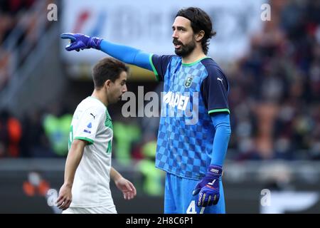 Mailand, Italien. 28th. November 2021. Andrea Consigli von uns Sassuolo Gesten während der Serie Ein Spiel zwischen AC Mailand und uns Sassuolo im Stadio Giuseppe Meazza am 28. November 2021 in Mailand, Italien. Quelle: Marco Canoniero/Alamy Live News Stockfoto