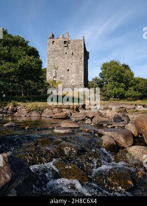 Moy Castle Ruinen in der Dämmerung in Lochbuie auf der Isle of Mull, Inner Hebrides, Argyll & Bute, Schottland Großbritannien - schottische Burgküste Sommerlandschaft Stockfoto