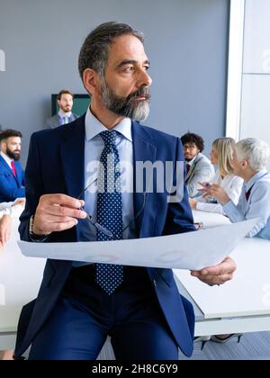 Gut aussehend reifen Geschäftsmann, Leiter im Büro arbeiten Stockfoto