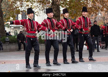 Plovdiv, Bulgarien - 26. November 2021: Junge Weinparade in der Altstadt, traditionelle Folkloretänze Stockfoto