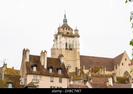 Herrlicher Blick auf die Kirche Notre dame in der touristischen Stadt Dole in Frankreich. Stockfoto