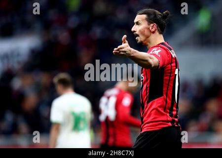 Mailand, Italien. 28th. November 2021. Zlatan Ibrahimovic von AC Milan Gesten während der Serie Ein Spiel zwischen AC Milan und uns Sassuolo im Stadio Giuseppe Meazza am 28. November 2021 in Mailand, Italien. Quelle: Marco Canoniero/Alamy Live News Stockfoto