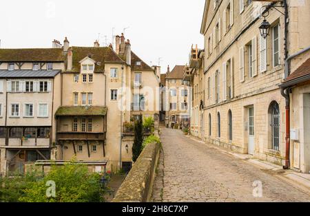 Wunderschöner Blick auf die gepflasterte alte Straße in Dole, Frankreich Stockfoto