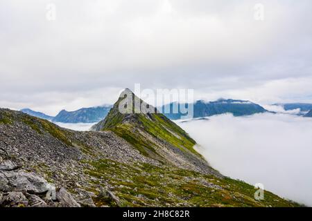 Blick vom Berg Hesten auf den berühmten Berg Segla Stockfoto