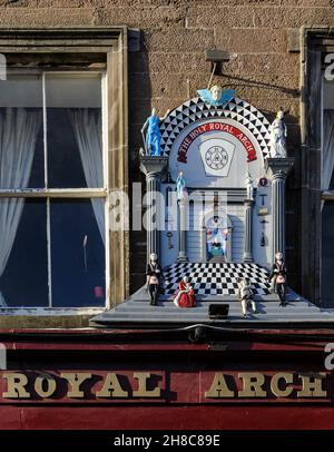 Royal Arch Public Bar mit ungewöhnlichem Freimaurerschild und Symbolen an der Außenwand des Gebäudes über dem Eingang. Stockfoto